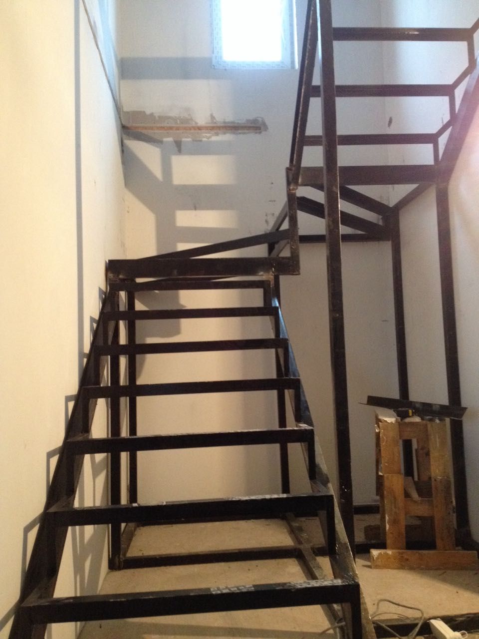 Межэтажная лестница из профильной трубы 60*40*3